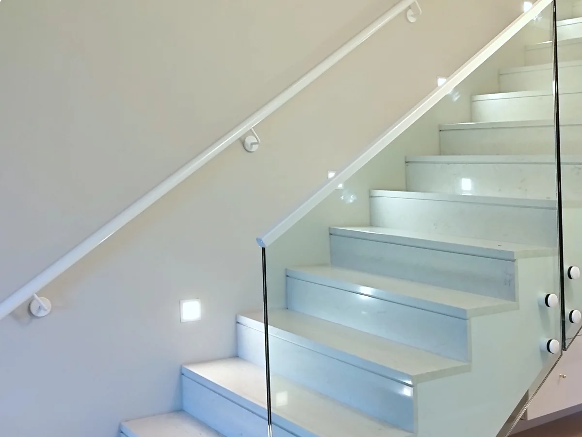 Metallbau-Glasgeländer an einer Treppe